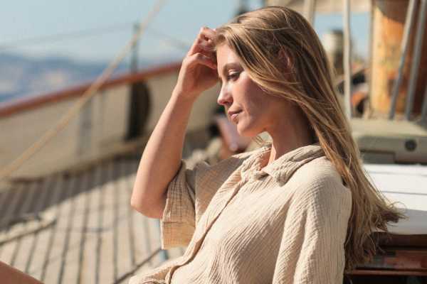 jeune femme prenant le soleil